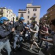 Roma, corteo anti-rom CasaPound contro corteo anti-fascisti: scontri 01