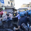Roma, corteo anti-rom CasaPound contro corteo anti-fascisti: scontri 06