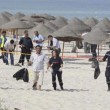 ttAttentato in Tunisia, FOTO turisti morti sulla spiaggia dell'hotel 8