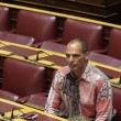 Yanis Varoufakis torna in Parlamento con un'eccentrica camicia rosa FOTO3
