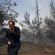 Grecia, incendio ad Atene. In 100 bloccati sulla spiaggia Laconia7