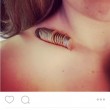 #collarbone, addio ai selfie spopolano in rete FOTO delle clavicole sporgenti