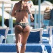 Michelle Hunziker, incidente sexy al mare: scosta gli slip e...FOTO