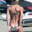 Michelle Hunziker, incidente sexy al mare: scosta gli slip e...FOTO7
