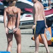 Michelle Hunziker, incidente sexy al mare: scosta gli slip e...FOTO6