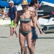 Michelle Hunziker, incidente sexy al mare: scosta gli slip e...FOTO5