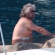 Beppe Grillo e Parvin Tadik, coccole e tenerezze in spiaggia in Sardegna