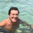 Gianni Morandi, foto al mare: "Devo stare attento alle minchie di mare"