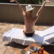 Patty Pravo topless in terrazza: a 67 anni un fisico da ragazza FOTO2