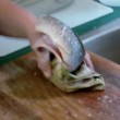 Pesce decapitato "scappa" via dalle mani: donna si spaventa e strilla2