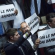 Scuola, la riforma è legge. Alla Camera protesta show di Lega e Sel FOTO