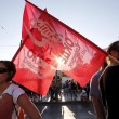militante Syriza brucia la bandiera del partito. FOTO proteste Atene1