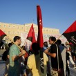 militante Syriza brucia la bandiera del partito. FOTO proteste Atene2