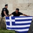 militante Syriza brucia la bandiera del partito. FOTO proteste Atene3