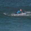 VIDEO YouTube - Mick Fanning attaccato da squalo: lo prende a pugni e... 01