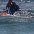 VIDEO YouTube - Mick Fanning attaccato da squalo: lo prende a pugni e... 02