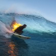 Red Bull, Jamie O'brien cavalca le onde con il braccio in fiamme 3