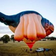 Skywhale, la mongolfiera con enormi... tette 02