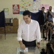 Tsipras al seggio, folla di giornalisti: "Democrazia vince su paura