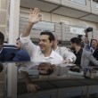 Tsipras al seggio, folla di giornalisti: "Democrazia vince su paura02