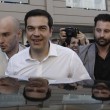 Tsipras al seggio, folla di giornalisti: "Democrazia vince su paura05