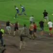 Invasione di campo dopo fallaccio, giocatori scappano sugli spalti6