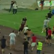 Invasione di campo dopo fallaccio, giocatori scappano sugli spalti2