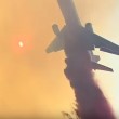 VIDEO YouTube. Filmano incendio: doccia di liquido da aereo