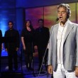 La Spezia, Andrea Bocelli canta a sorpresa per sposi ignari