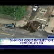 New York, enorme voragine inghiotte incrocio a Brooklyn3