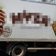 Migranti, ultimo sfregio: spot polli e carne tritata sul Tir
