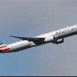 American Airlines e Cuba Travel Service si preparano a lanciare i primi voli charter da Los Angeles a L'Avana. Il servizio - secondo quanto riportato dall'agenzia Bloomberg - dovrebbe partire il prossimo 12 dicembre. Altri voli diretti di American Airlines e Cuba Travel Services saranno introdotti da Miami. ''Siamo pronti a offrire il servizio non appena gli Stati Uniti e Cuba consentiranno voli commerciali'' afferma il vice presidente per l'internazionale e il cargo di American Airlines, Art Torno. Il servizio di American Airlines sarà venduto tramite Cuba Travel Services, società attraverso la quale già JetBlue offre voli fra New York e L'Avana. L'annuncio di American Airlines si inserisce nella spinta del presidente americano, Barack Obama, a consentire voli regolari fra Cuba e Stati Uniti entro la fine dell'anno. Se Obama riuscirà nell'iniziativa si tratterà della ''maggiore espansione economica e turistica fra i due Paesi dagli anni 1950, quando era ancora consentito agli americani di viaggiare a Cuba''. La mossa di Obama si oppone all'iniziativa dalla Camera, che in un progetto di legge propone il blocco delle licenze per nuovi voli a Cuba. La Casa Bianca ha già minacciato che opporrà il proprio veto nel caso in cui la misura passerà.