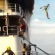 VIDEO YouTube, Filippine: nave in fiamme, si buttano in mare 03