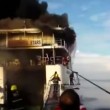 VIDEO YouTube, Filippine: nave in fiamme, si buttano in mare 04