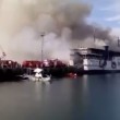VIDEO YouTube, Filippine: nave in fiamme, si buttano in mare 01