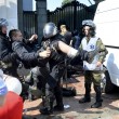 Ucraina, assalto a Parlamento contro autonomia filorussi 4