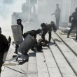 Ucraina, assalto a Parlamento contro autonomia filorussi 7