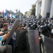 Ucraina, assalto a Parlamento contro autonomia filorussi 9