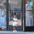 Kim Kardashian incinta, a passeggio con Kourtney e i cuginetti North e Mason