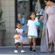 Kim Kardashian incinta, a passeggio con Kourtney e i cuginetti North e Mason11