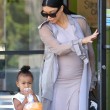 Kim Kardashian incinta, a passeggio con Kourtney e i cuginetti North e Mason8