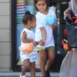 Kim Kardashian incinta, a passeggio con Kourtney e i cuginetti North e Mason7