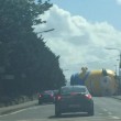 Irlanda, minion gonfiabile gigante si stacca e invade strada3