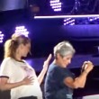 VIDEO YouTube: Taylor Swift, sul palco sale Julia Roberts