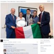 Matteo Renzi posa Pennetta-Vinci, ma col tricolore al contrario 04