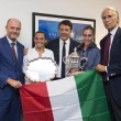 Matteo Renzi posa Pennetta-Vinci, ma col tricolore al contrario 01