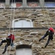 Alpinisti su Palazzo Vecchio per mettere parafulmine