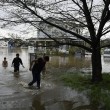 Giappone, si rifugiano su tetti: alluvione porta via case5