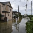 Giappone, si rifugiano su tetti: alluvione porta via case2