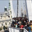 Marcia a piedi profughi siriani per fuggire i campi di Orban10